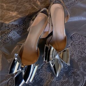 Women’s High Stiletto Heels Pointed Toe Bow Elastic Back Metallic Silver Size 8